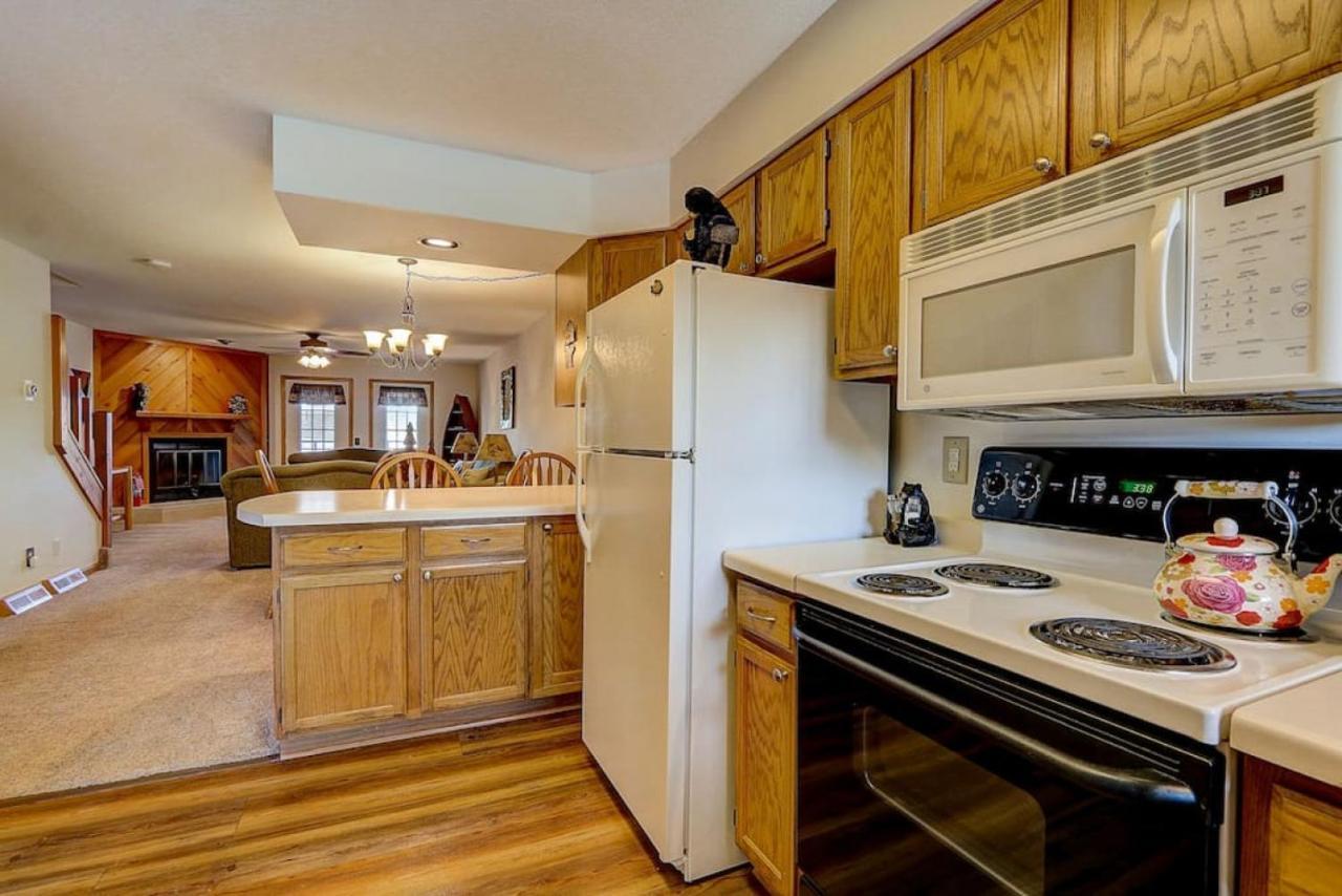 Brown Family Condo For Families Golf Trips And Girls Getaways Wisconsin Dells Exterior foto